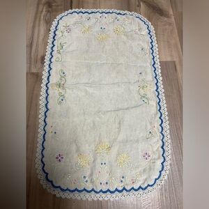 VTG Embroidered Flowers And Lace Scallop Table Runner Dresser Scarf Linen 31x18”